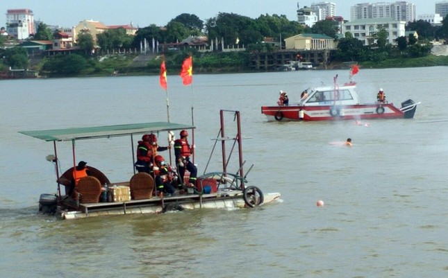  Cận cảnh hàng trăm cảnh sát diễn tập chữa cháy quy mô lớn trên sông Hồng  - Ảnh 4.