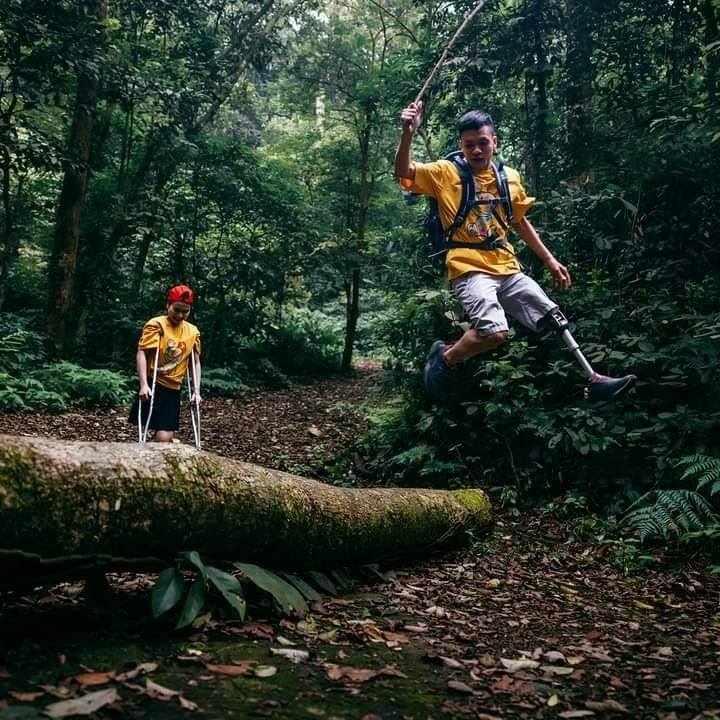 Cặp vợ chồng mỗi người có một chân gây sốt CĐM: Từ những mảnh ghép không hoàn thiện, một mái ấm vẹn tròn ra đời, gây xúc động nhất là bức ảnh dạy con tập đi  - Ảnh 4.
