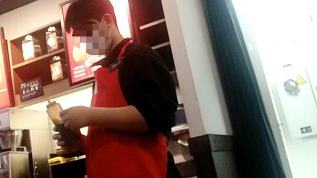 Starbucks dính phốt chấn động: Nhân viên bị bắt quả tang đang thay hạn sử dụng ca cao, socola, 5.400 cửa hàng tại Trung Quốc bị điều tra - Ảnh 2.