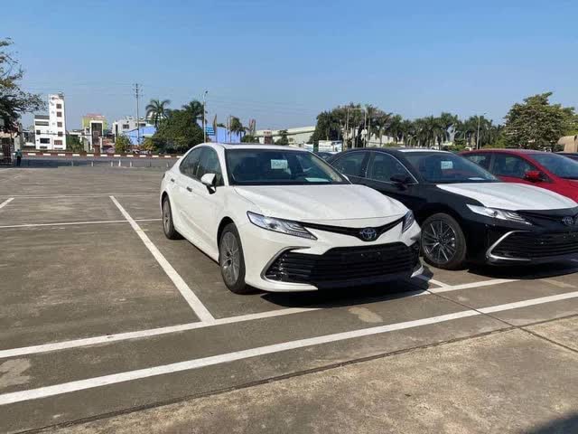 Toyota Camry 2022 chốt lịch ra mắt tại Việt Nam: Thêm bớt nhiều trang bị, chờ giá ngon để đấu Kia K5 và VinFast Lux A2.0 - Ảnh 1.