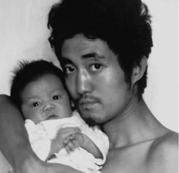 Hai bố con chụp ảnh đen trắng cùng nhau mỗi năm một lần trong suốt 30 năm, kéo đến ảnh cuối ai cũng phải rưng rưng khóc - Ảnh 1.