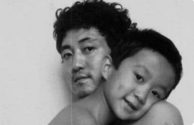 Hai bố con chụp ảnh đen trắng cùng nhau mỗi năm một lần trong suốt 30 năm, kéo đến ảnh cuối ai cũng phải rưng rưng khóc - Ảnh 3.