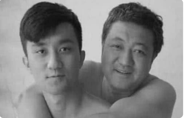 Hai bố con chụp ảnh đen trắng cùng nhau mỗi năm một lần trong suốt 30 năm, kéo đến ảnh cuối ai cũng phải rưng rưng khóc - Ảnh 6.