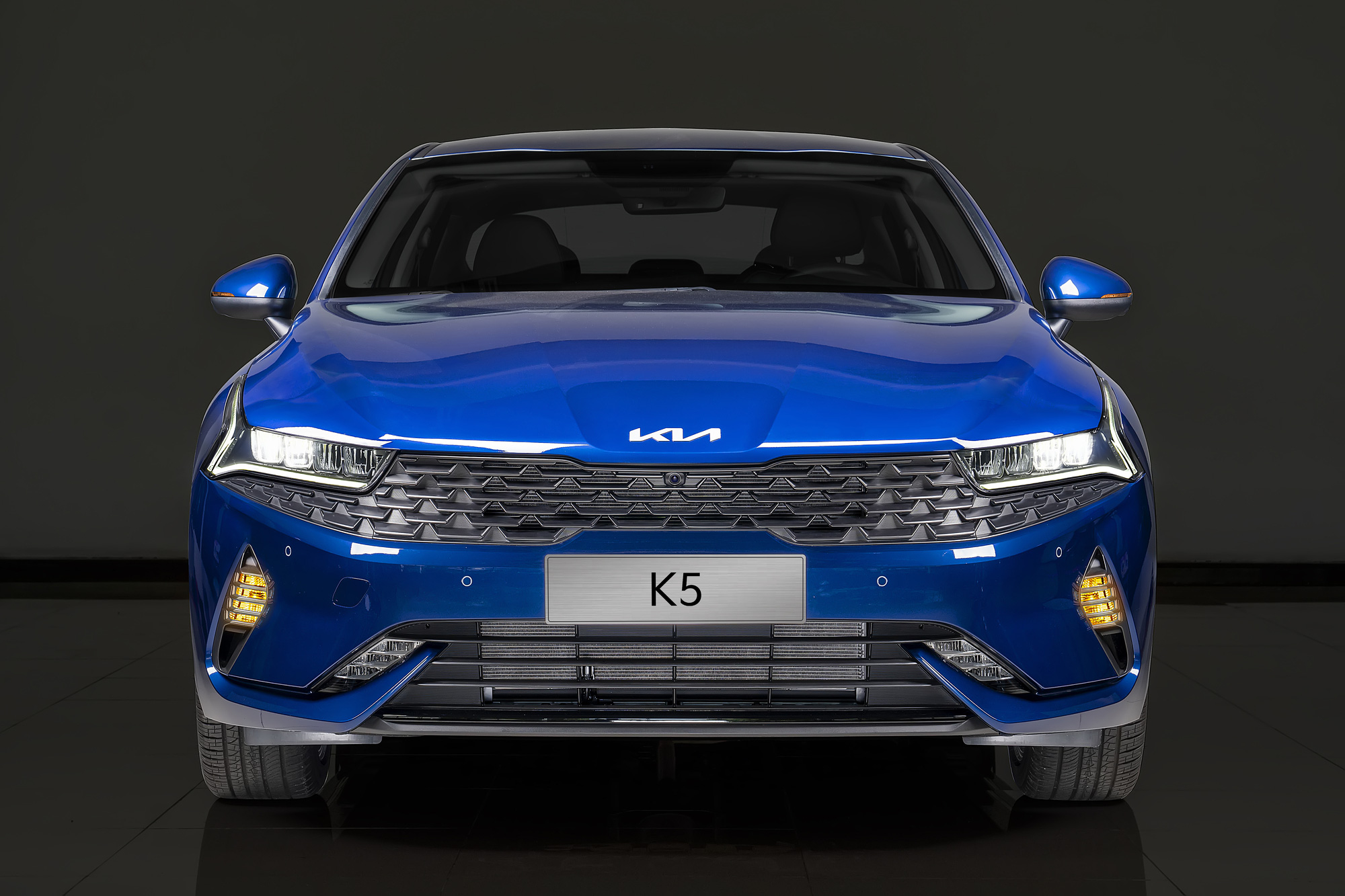 Kia K5 - một mẫu sedan được trang bị đầy đủ những tiện nghi cao cấp và hấp dẫn tinh tế không chỉ bởi tính năng động cơ mà còn là mức độ tiết kiệm nhiên liệu. Hãy tham khảo những hình ảnh đẹp về Kia K5 để cảm nhận được sự sang trọng và đẳng cấp của xe này.
