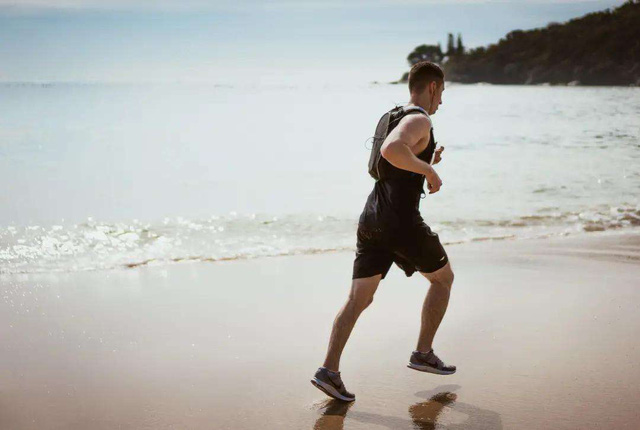 Người đàn ông 44 tuổi tối nào cũng chạy bộ 5 km, sau 1 năm có thu hoạch lớn về sức khoẻ và trí não: Ai cũng nên áp dụng - Ảnh 1.