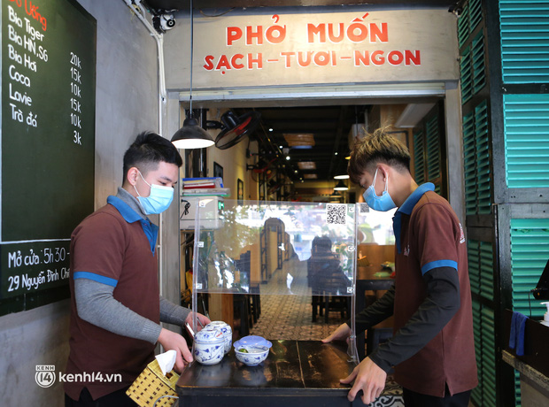 Hà Nội: Nhiều hộ kinh doanh ăn uống tại quận Hai Bà Trưng chủ động chỉ bán mang về trước giờ quy định - Ảnh 2.