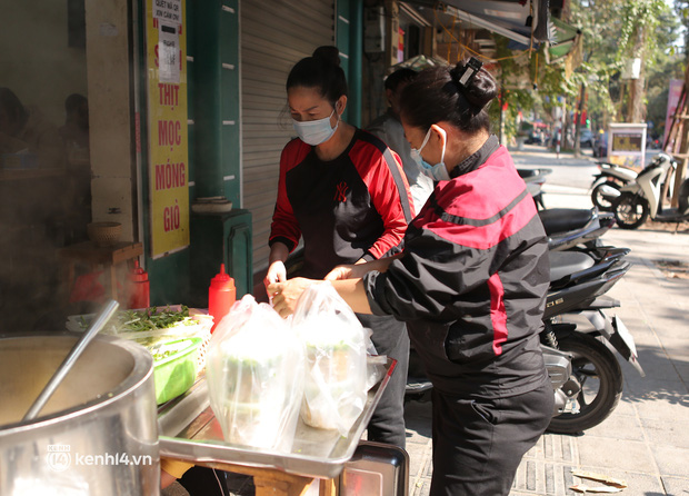Hà Nội: Nhiều hộ kinh doanh ăn uống tại quận Hai Bà Trưng chủ động chỉ bán mang về trước giờ quy định - Ảnh 3.