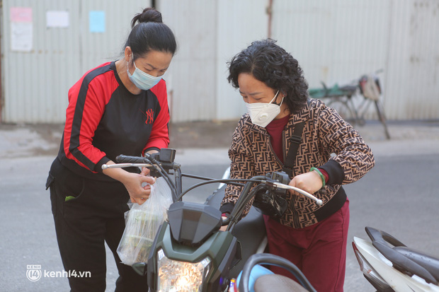 Hà Nội: Nhiều hộ kinh doanh ăn uống tại quận Hai Bà Trưng chủ động chỉ bán mang về trước giờ quy định - Ảnh 4.