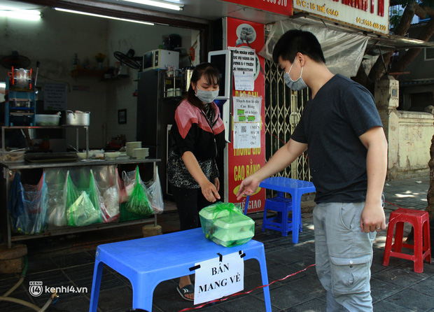 Hà Nội: Nhiều hộ kinh doanh ăn uống tại quận Hai Bà Trưng chủ động chỉ bán mang về trước giờ quy định - Ảnh 7.