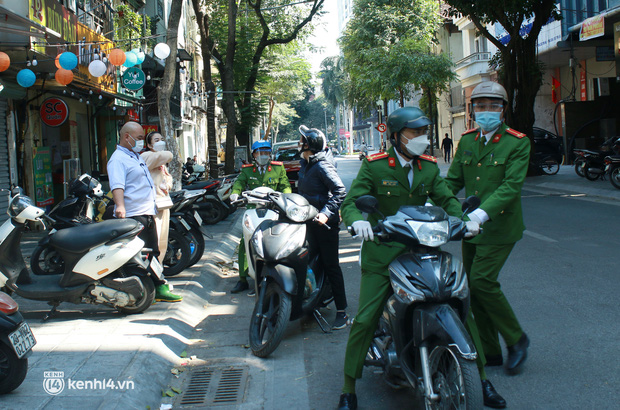 Hà Nội: Nhiều hộ kinh doanh ăn uống tại quận Hai Bà Trưng chủ động chỉ bán mang về trước giờ quy định - Ảnh 10.