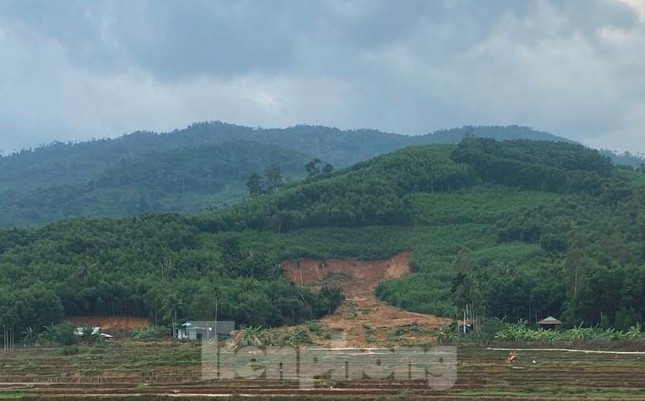  Mưa lớn gây sạt lở nghiêm trọng tại huyện miền núi ở Bình Định  - Ảnh 3.