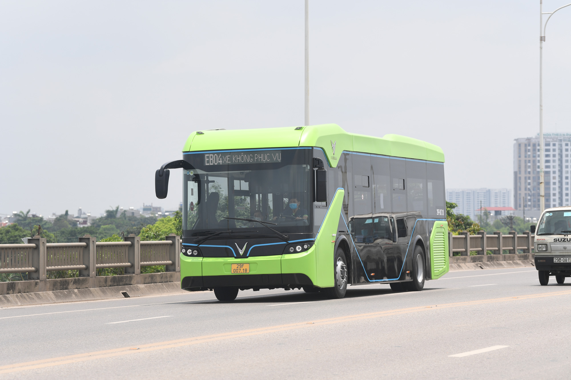 Lộ hình ảnh xe buýt năng lượng điện VinFast được vận trả về Hà Nội