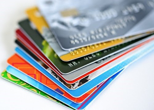 Đề xuất xin lùi thời hạn chuyển đổi thẻ từ ATM sang thẻ chip - Ảnh 1.