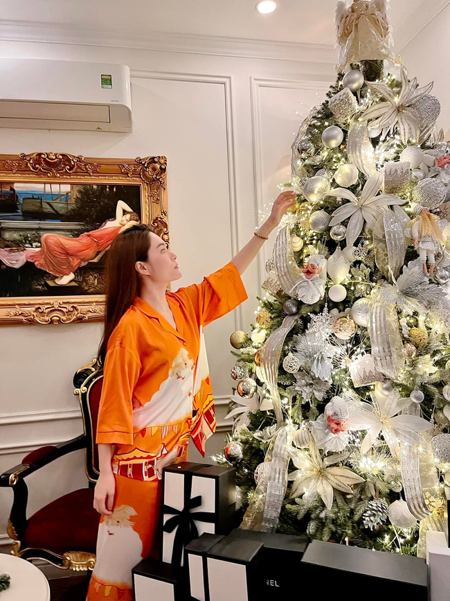 Cuộc đọ ngầm của các gia đình nổi tiếng vào dịp Noel xem ai có cây