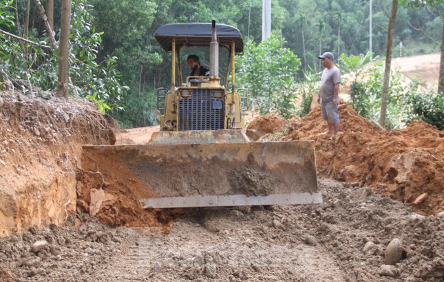  Mưa lớn gây sạt lở nghiêm trọng tại huyện miền núi ở Bình Định  - Ảnh 9.