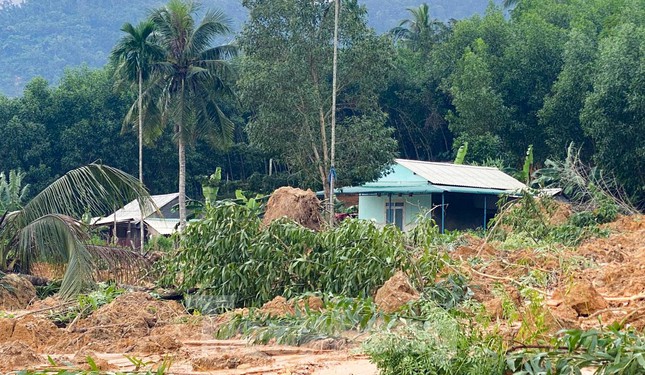  Mưa lớn gây sạt lở nghiêm trọng tại huyện miền núi ở Bình Định  - Ảnh 10.