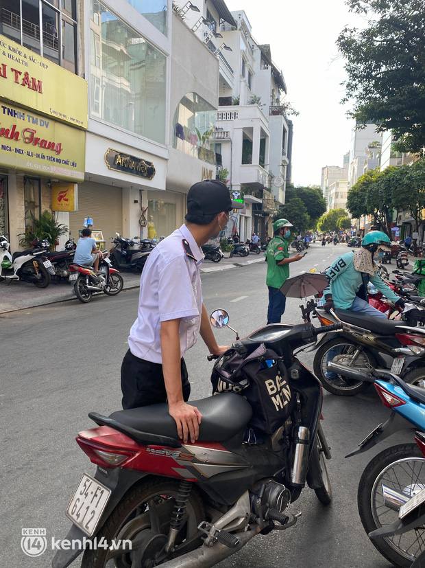 Người dân TP.HCM ùn ùn kéo đến mua bánh mì trà xanh của Huỳnh Hoa, shipper than trời: “Chị ơi khổ quá order cái khác được không?” - Ảnh 5.