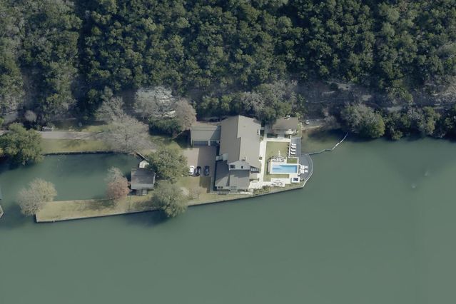 Khoe nhà lắp ghép 35m vuông nhưng Elon Musk lại thường xuyên xuất hiện ở biệt thự ven sông 8.000m vuông giá 24 triệu USD - Ảnh 1.