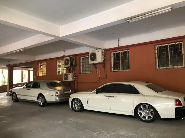 Bị bỏ mặc ở Hà Nội, Rolls-Royce Ghost tiền tỷ của doanh nhân Đặng Lê Nguyên Vũ bám bụi, xẹp bóng hơi đầy xót xa - Ảnh 1.