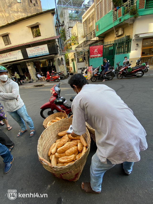 Một chi tiết nhỏ trong quy trình làm bánh mì Huỳnh Hoa cho thấy sự cầu kỳ khủng khiếp của chủ quán, bảo sao hàng chục năm vẫn nổi tiếng - Ảnh 3.