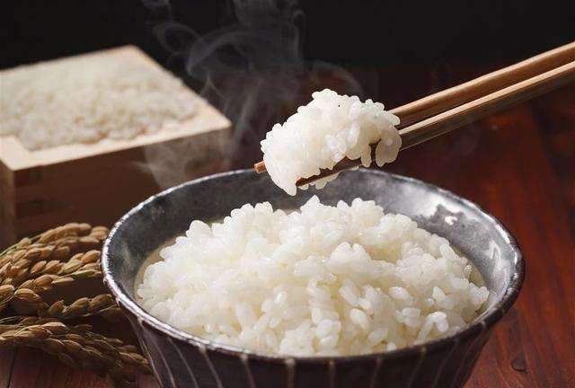 5 sai lầm khi nấu cơm khiến bệnh tật gõ cửa, điều số 3 có tới 90% người Việt mắc phải vì nghĩ giúp gạo sạch sẽ hơn  - Ảnh 3.