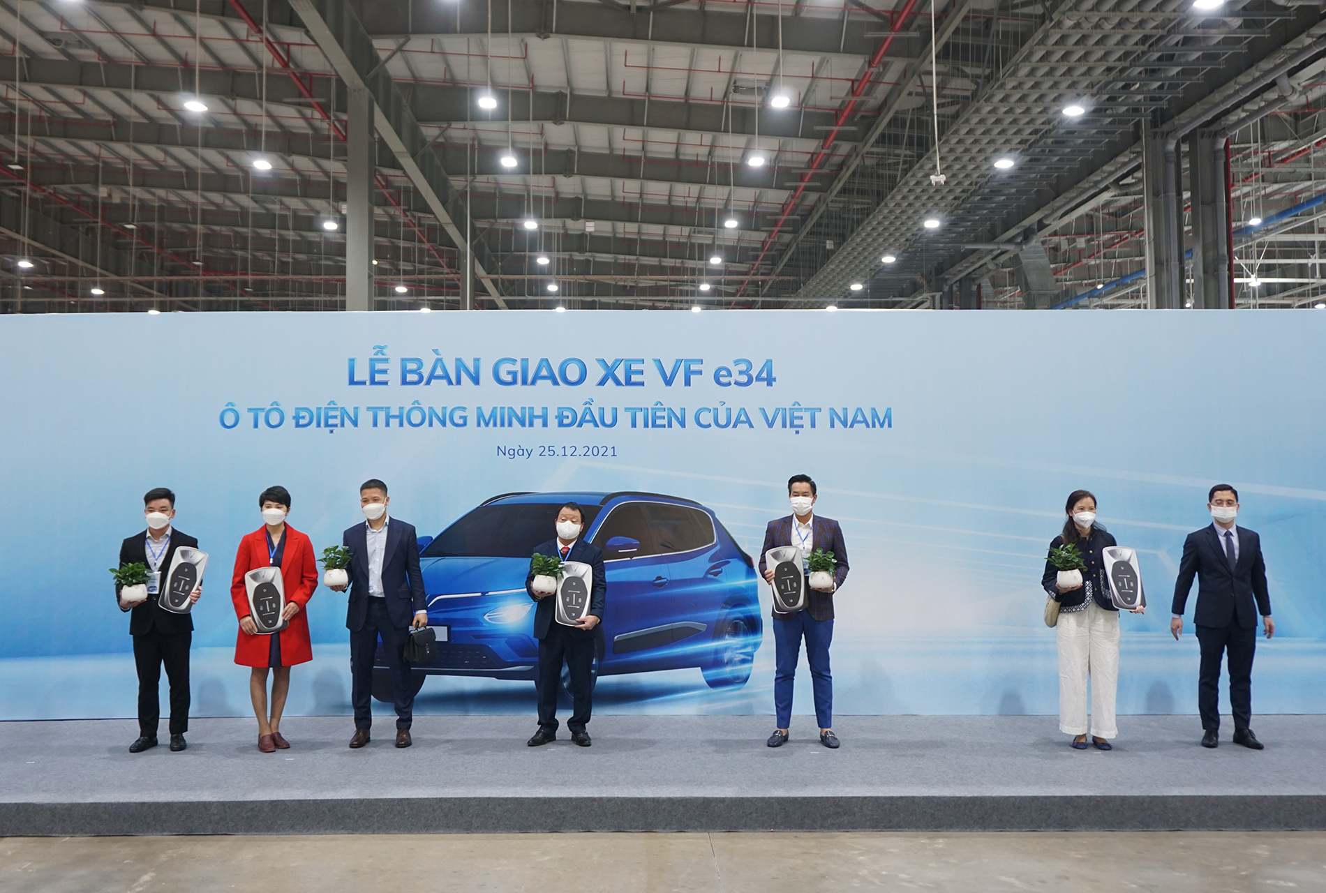 VinFast bàn giao 650 xe Fadil đầu tiên đến tay khách hàng | Thời Đại