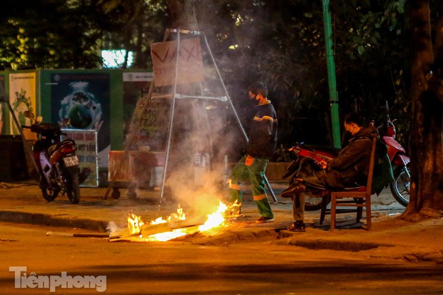  Phố đêm lạnh tê tái, người dân Hà Nội đốt lửa tìm hơi ấm  - Ảnh 8.