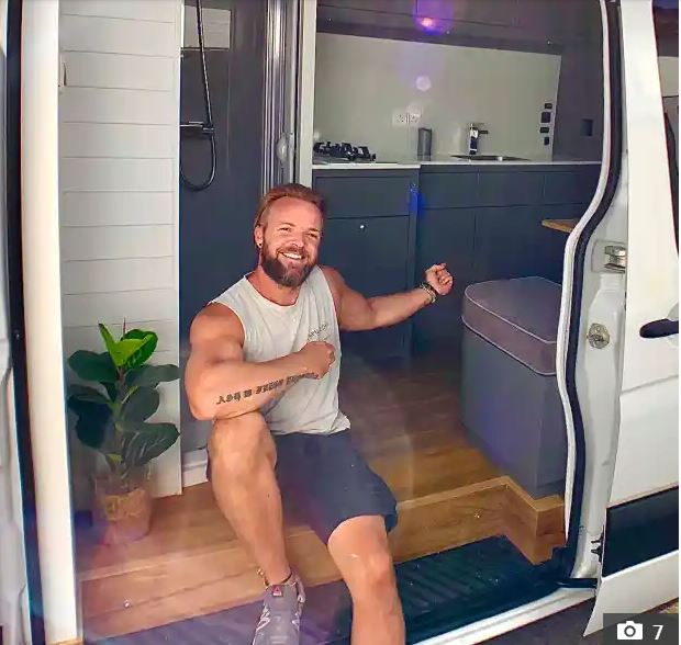 Người đàn ông biến chiếc xe tải cũ thành motorhome tiền tỷ: Nội thất hiện đại và tiện nghi, đến nhà tắm còn có vòi hoa sen và được lát gạch - Ảnh 1.