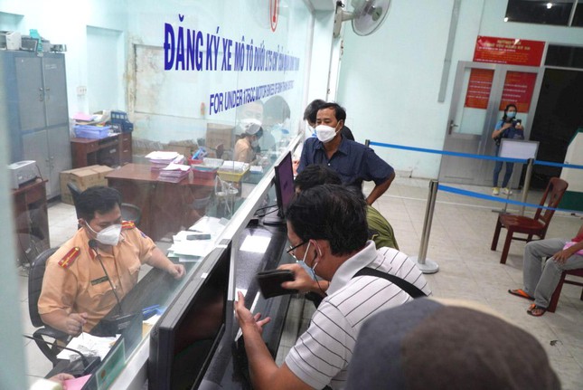  Chủ xe chạy nước rút đổi biển vàng, CSGT tăng ca làm việc tới đêm  - Ảnh 4.