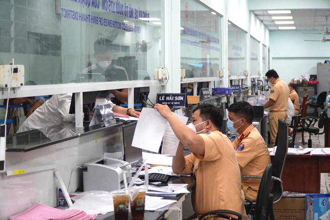  Chủ xe chạy nước rút đổi biển vàng, CSGT tăng ca làm việc tới đêm  - Ảnh 8.