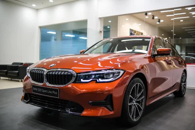 Loạt xe nhập khẩu giảm giá hơn 200 triệu đồng tại đại lý: BMW 3-Series tung sức đấu C-Class, Passat và Forester kiên trì tìm khách - Ảnh 1.