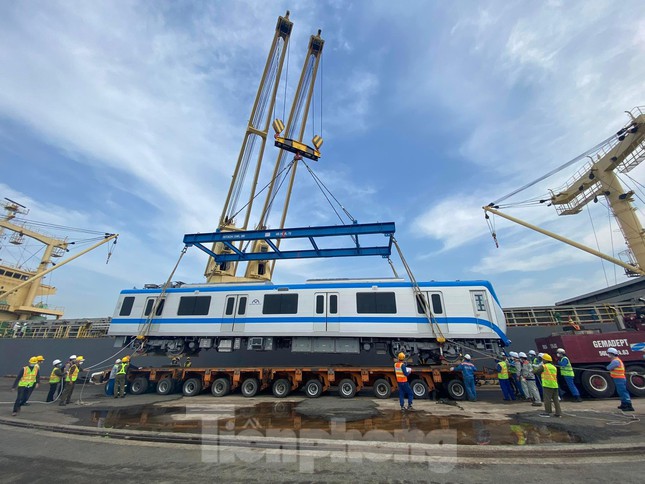  Cận cảnh bốc dỡ hai đoàn tàu Metro số 1 vừa cập cảng Khánh Hội  - Ảnh 1.