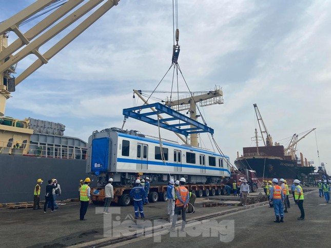  Cận cảnh bốc dỡ hai đoàn tàu Metro số 1 vừa cập cảng Khánh Hội  - Ảnh 2.