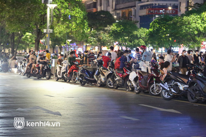 Vui thôi đừng vui quá: Phố đi bộ Nguyễn Huệ bỗng thành chợ đêm nhếch nhác, xe máy để tràn lan chắn lối đi - Ảnh 12.