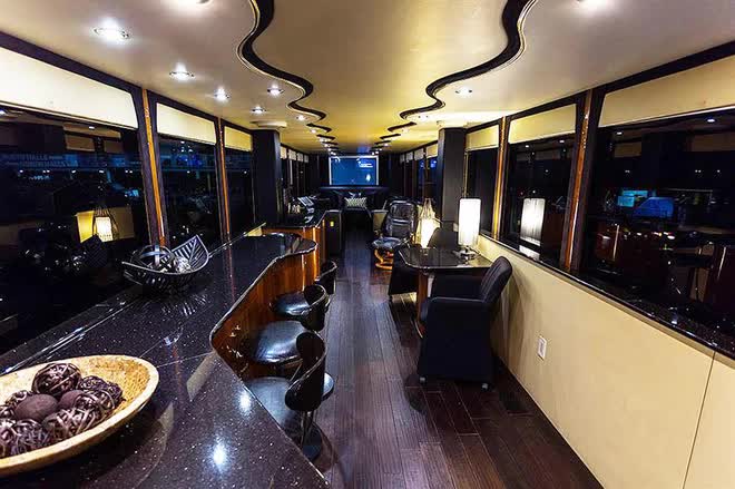 Dàn motorhome siêu khủng của sao: Như biệt thự triệu đô thứ thiệt, bên trong chính hiệu 5 sao