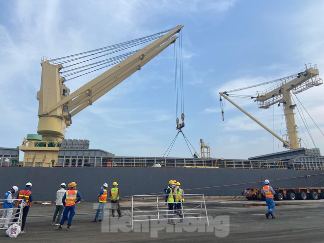  Cận cảnh bốc dỡ hai đoàn tàu Metro số 1 vừa cập cảng Khánh Hội  - Ảnh 4.