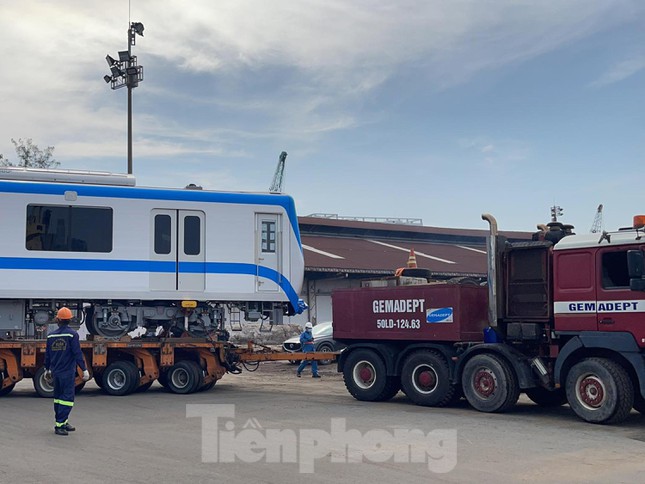  Cận cảnh bốc dỡ hai đoàn tàu Metro số 1 vừa cập cảng Khánh Hội  - Ảnh 8.