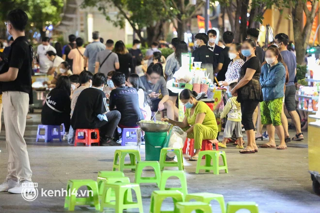 Vui thôi đừng vui quá: Phố đi bộ Nguyễn Huệ bỗng thành chợ đêm nhếch nhác, xe máy để tràn lan chắn lối đi - Ảnh 9.