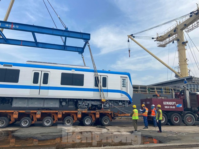  Cận cảnh bốc dỡ hai đoàn tàu Metro số 1 vừa cập cảng Khánh Hội  - Ảnh 9.