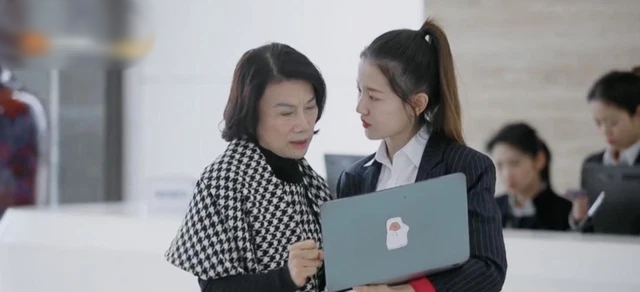 Hé lộ thân thế thư ký 22 tuổi được “sủng ái” của nữ doanh nhân quyền lực bậc nhất Trung Quốc: Có cả tài lẫn sắc, lọt vào mắt xanh của chủ tịch nhờ 1 câu nói - Ảnh 3.