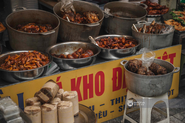 Khung cảnh những khu chợ Tết lớn nhất tại Hà Nội: Vắng vẻ hơn mọi năm nhưng không khí đón năm mới vẫn tràn đầy! - Ảnh 14.
