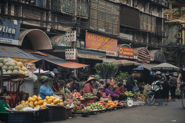 Khung cảnh những khu chợ Tết lớn nhất tại Hà Nội: Vắng vẻ hơn mọi năm nhưng không khí đón năm mới vẫn tràn đầy! - Ảnh 23.