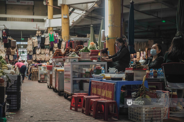 Khung cảnh những khu chợ Tết lớn nhất tại Hà Nội: Vắng vẻ hơn mọi năm nhưng không khí đón năm mới vẫn tràn đầy! - Ảnh 30.