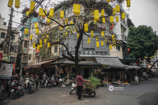 Khung cảnh những khu chợ Tết lớn nhất tại Hà Nội: Vắng vẻ hơn mọi năm nhưng không khí đón năm mới vẫn tràn đầy! - Ảnh 12.