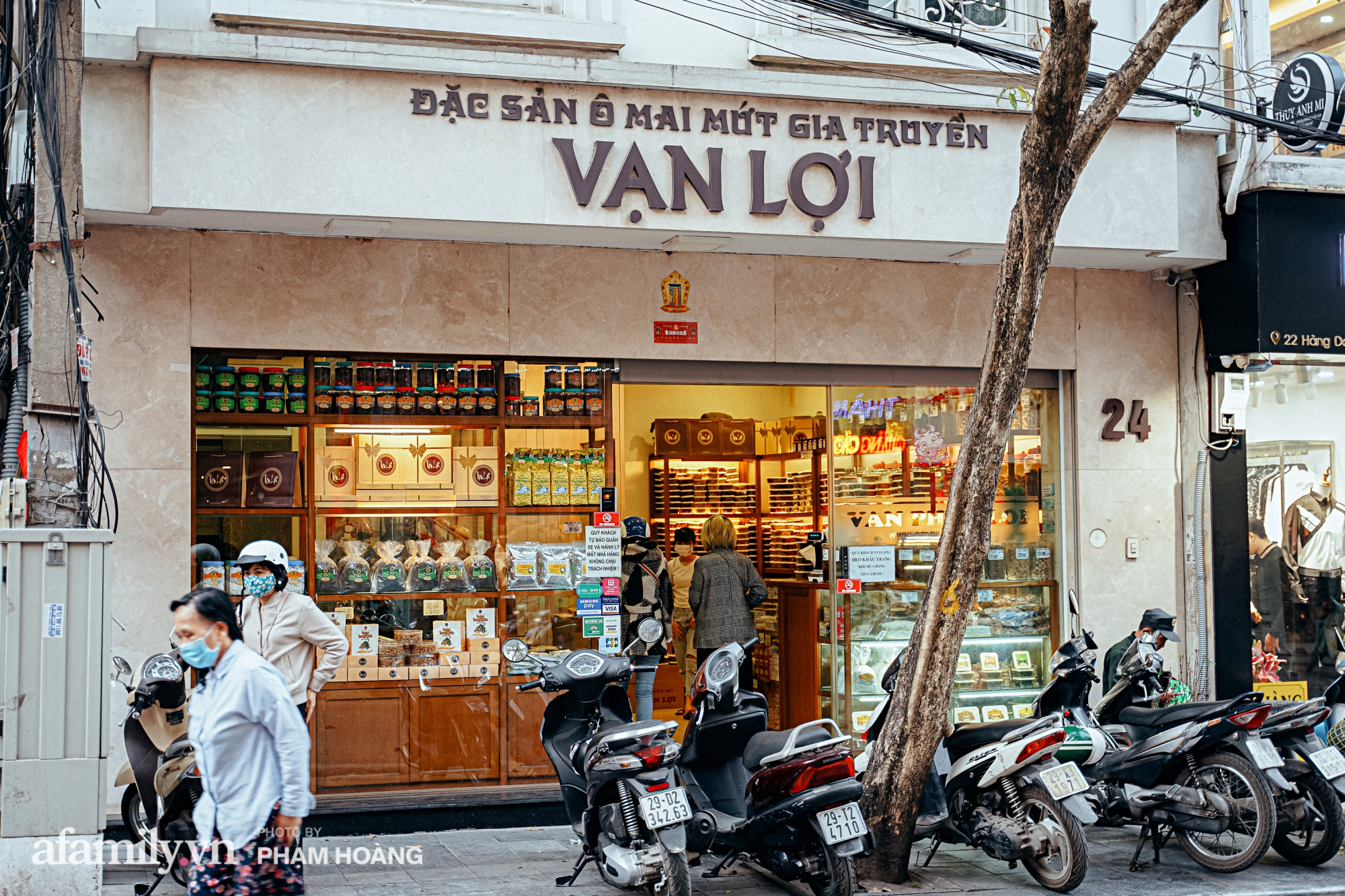 Chuyện về gia tộc kín tiếng chủ tiệm ô mai cổ truyền phố Hàng Da, với 3 thế hệ truyền thừa và lời đồn về món ô mai đặc biệt chỉ được bán đúng 7 ngày giáp Tết - Ảnh 2. Chuyện về gia tộc kín tiếng chủ tiệm ô mai cổ truyền phố Hàng Da, với 3 thế hệ truyền thừa và lời đồn về món ô mai đặc biệt chỉ được bán đúng 7 ngày giáp Tết - Ảnh 2.