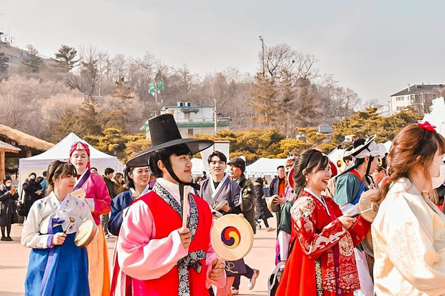 Tết Nguyên Đán tại Hàn Quốc mang ý nghĩa sâu sắc về sự đoàn kết và sự trân trọng gia đình. Đây là dịp để người Hàn Quốc quây quần bên nhau và tôn vinh tổ tiên. Với bức ảnh đặc biệt này, bạn sẽ cảm nhận được tình cảm và tình thân trong không khí đón Tết của người dân xứ sở Kimchi.