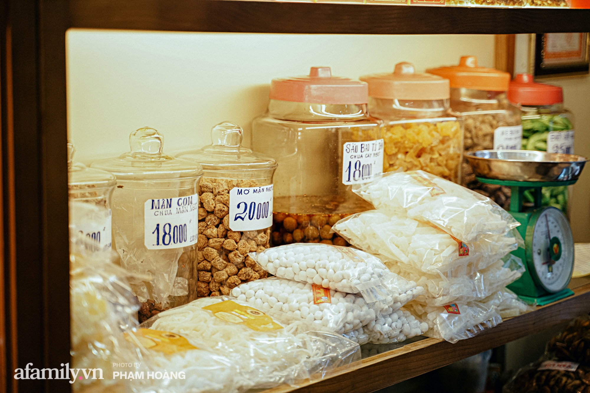 Chuyện về gia tộc kín tiếng chủ tiệm ô mai cổ truyền phố Hàng Da, với 3 thế hệ truyền thừa và lời đồn về món ô mai đặc biệt chỉ được bán đúng 7 ngày giáp Tết - Ảnh 11.