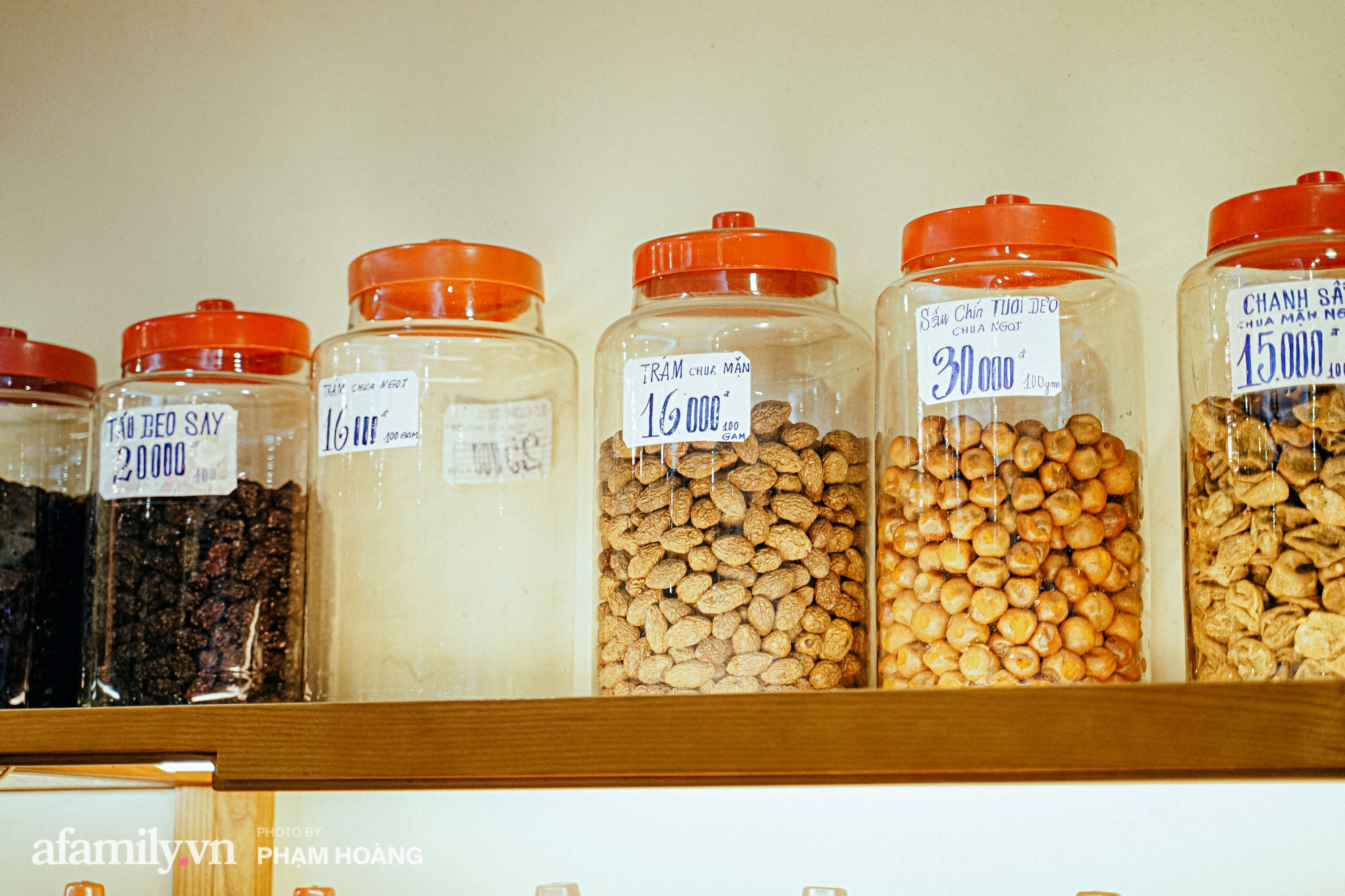 Chuyện về gia tộc kín tiếng chủ tiệm ô mai cổ truyền phố Hàng Da, với 3 thế hệ truyền thừa và lời đồn về món ô mai đặc biệt chỉ được bán đúng 7 ngày giáp Tết - Ảnh 12. Chuyện về gia tộc kín tiếng chủ tiệm ô mai cổ truyền phố Hàng Da, với 3 thế hệ truyền thừa và lời đồn về món ô mai đặc biệt chỉ được bán đúng 7 ngày giáp Tết - Ảnh 12.