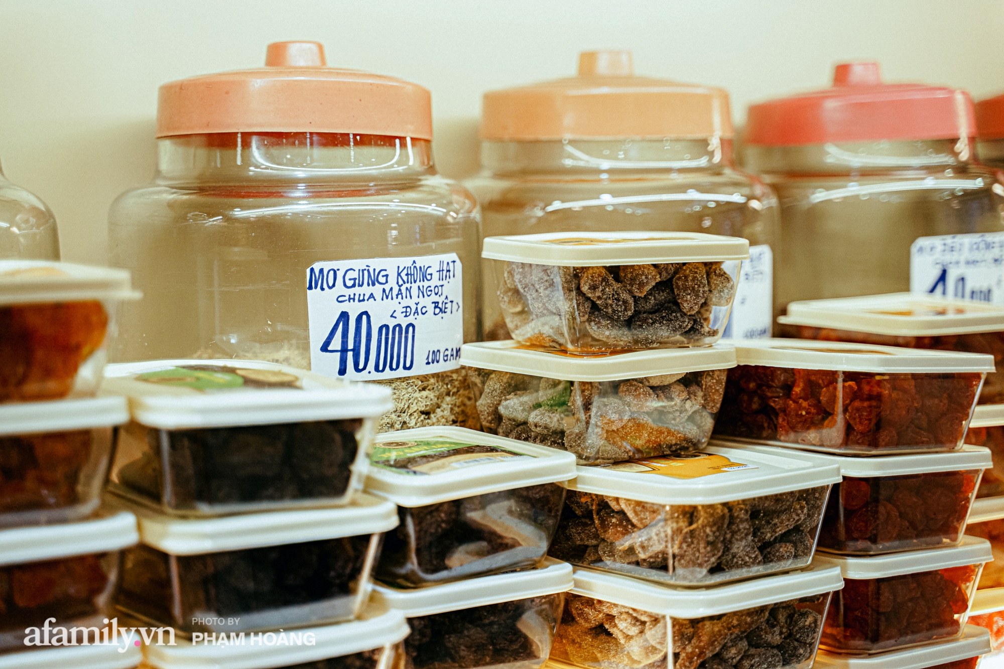 Chuyện về gia tộc kín tiếng chủ tiệm ô mai cổ truyền phố Hàng Da, với 3 thế hệ truyền thừa và lời đồn về món ô mai đặc biệt chỉ được bán đúng 7 ngày giáp Tết - Ảnh 13. Chuyện về gia tộc kín tiếng chủ tiệm ô mai cổ truyền phố Hàng Da, với 3 thế hệ truyền thừa và lời đồn về món ô mai đặc biệt chỉ được bán đúng 7 ngày giáp Tết - Ảnh 13.