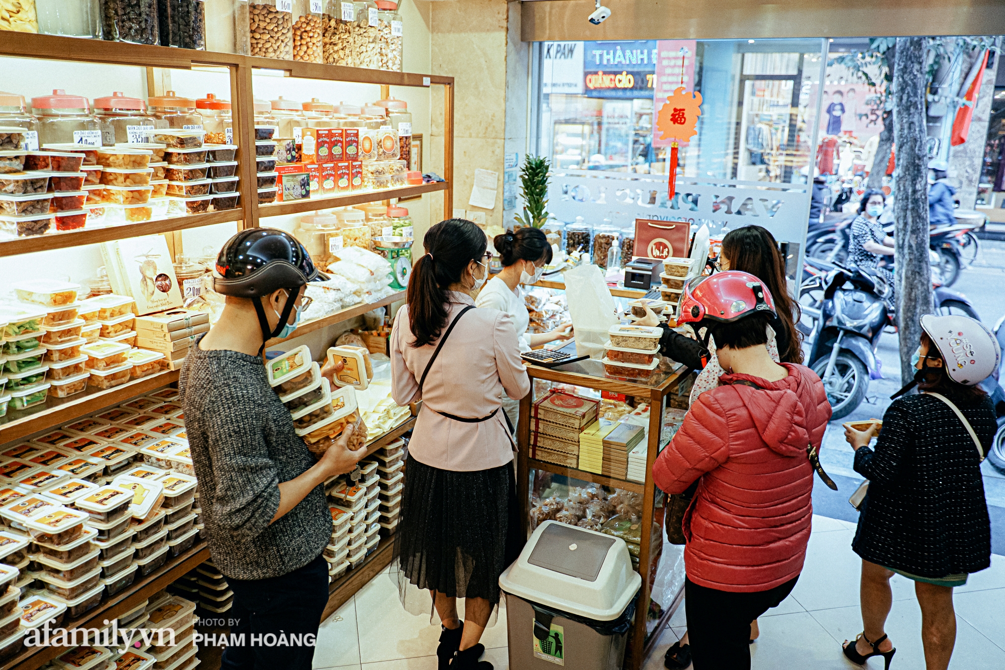 Chuyện về gia tộc kín tiếng chủ tiệm ô mai cổ truyền phố Hàng Da, với 3 thế hệ truyền thừa và lời đồn về món ô mai đặc biệt chỉ được bán đúng 7 ngày giáp Tết - Ảnh 14.